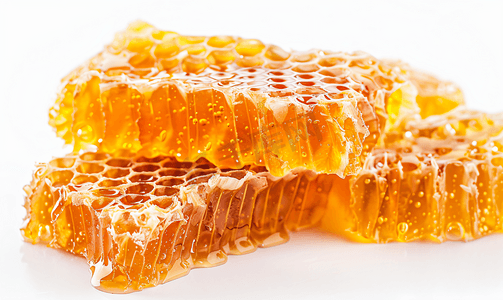 白色背景上的蜂蜜梳甜蜂蜜产品梳子里的甜蜂蜜