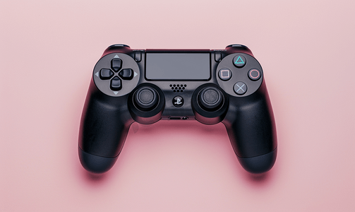 黑色操纵杆游戏控制器带有粉色背景上隔离的蓝色悬浮按钮