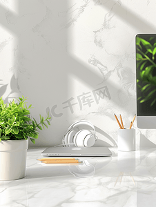 光影笔刷植物摄影照片_办公室工作区样机笔记本电脑耳机办公桌上的铅笔和植物装饰