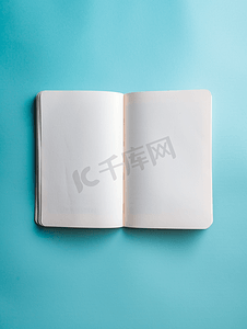 打开笔记本日记蓝色背景顶视图上有空白页和空白页