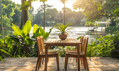 湖边热带花园露台上的空木桌椅