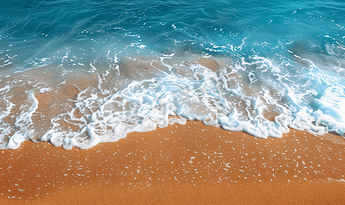 蓝色大海的海浪与泡沫卷上金色的海岸特写