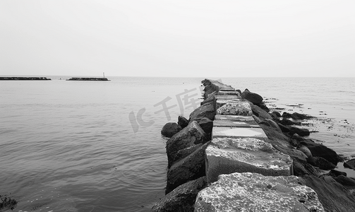 石堤伸入丹麦海岸附近的水中黑白镜头