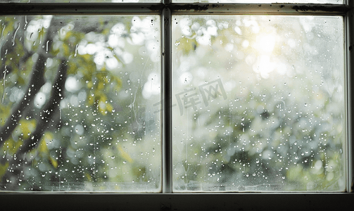 灰色默哀摄影照片_灰色玻璃窗户上有污垢窗外灰色的天