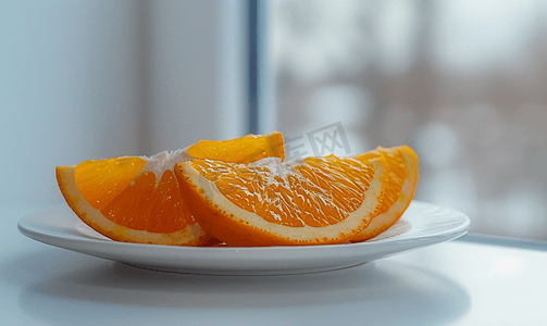 放水果盘子摄影照片_白色背景下白色盘子里放着多汁的橘子片