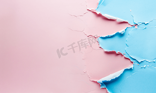 撕破的纸边带有复制空间粉色和蓝色背景