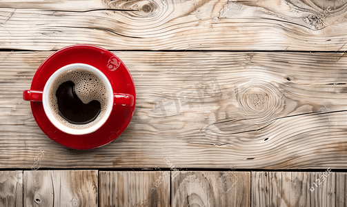 木制复古桌上红杯咖啡的顶部视图