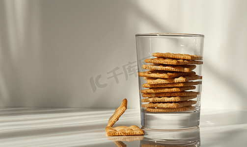 白色小插图摄影照片_带饼干的小玻璃杯初始化