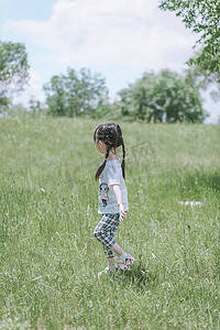 聲波圈圈圖示摄影照片_夏天草地转圈圈的小女孩