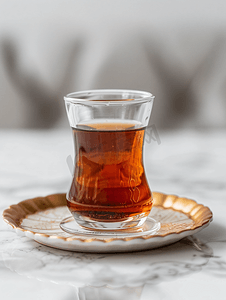 土耳其茶以传统玻璃杯盛放