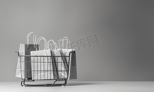 零售购物摄影照片_带购物袋的购物篮带复印空间的单色购物概念横幅