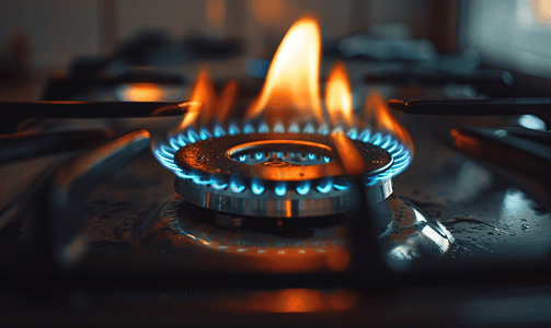 炉子上的煤气燃烧器打开燃烧着蓝色的火焰老式煤气燃烧器