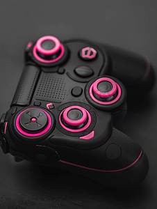 黑色游戏控制器游戏手柄黑色背景上带有粉色按钮上下颠倒特写