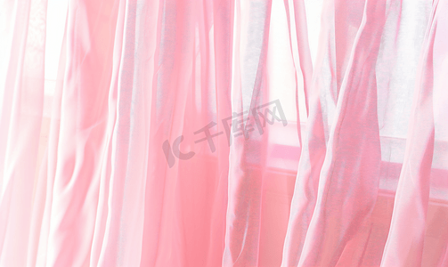 孤立的粉红色窗帘