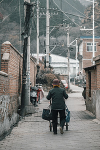 繁华的街景摄影照片_胡同里行走的老人背影人间烟火气