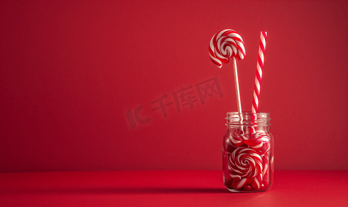 红色背景玻璃罐中的一根棒棒糖棒棒糖