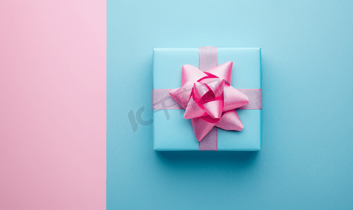 假日网页横幅蓝色盒子两个色调背景上有粉红色蝴蝶结