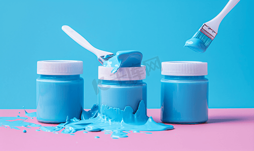 蓝色背景与油漆罐