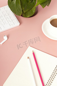 工作学习粉色桌面