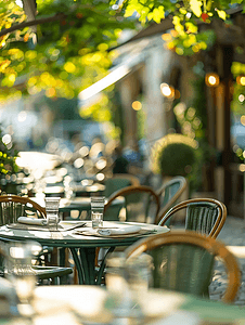 普罗旺斯炎热的夏天户外露台上一排桌子的风景