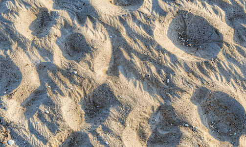 沙滩纹理摄影照片_沙滩上的沙子图案