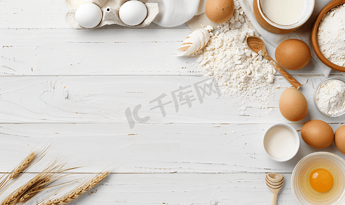 面包样机摄影照片_白色木质背景上的烘焙原料面粉、鸡蛋、牛奶烤盘带复制空间