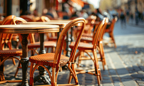 巴黎街头一家餐厅的空椅子