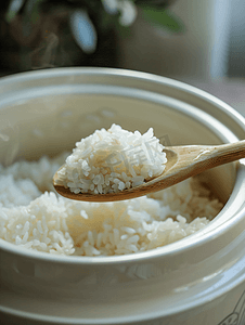 从电饭锅中舀出热腾腾的米饭