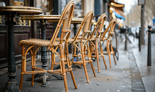 巴黎街头摄影照片_巴黎街头一家餐厅的空椅子