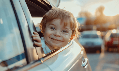 积极的孩子可爱的孩子在阳光明媚的日子透过崭新的现代汽车的窗户望去