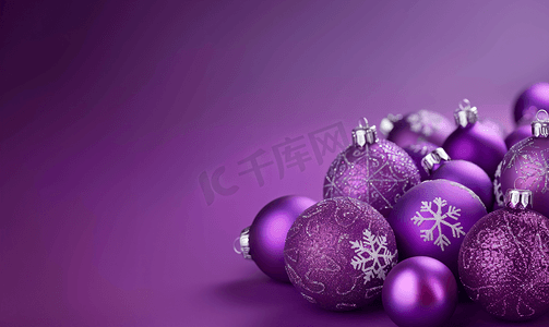 红色紫色背景摄影照片_紫色背景与圣诞球