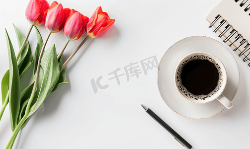 新年目标摄影照片_白色背景下的习惯跟踪书杯咖啡和郁金香的平面布局