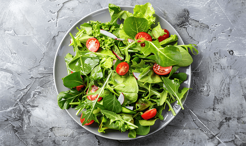 绿色素食沙拉由绿叶混合和蔬菜制成灰色石桌上的顶视图