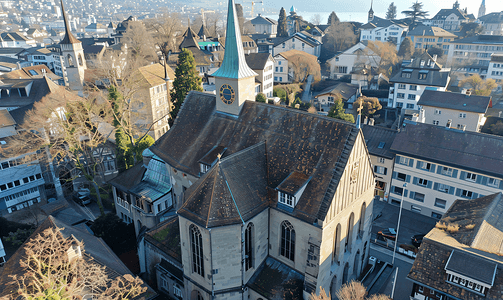 蓝色航摄影照片_瑞士苏黎世恩格教堂的航拍照片