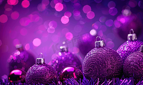 紫色背景与圣诞球