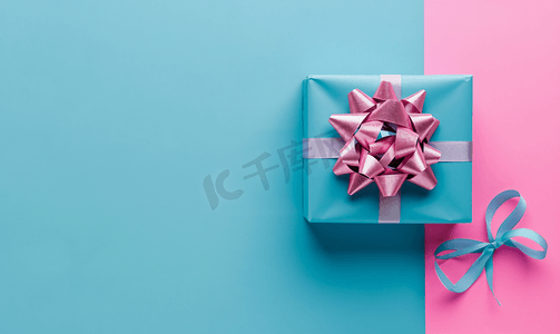 假日网页横幅蓝色盒子两个色调背景上有粉红色蝴蝶结