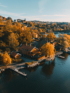 红色背景皇冠摄影照片_无人机俯瞰瑞典哥德堡的斯堪森克罗南公园