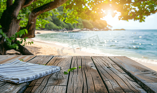 木甲板样机海滩背景上的白色餐巾桌布