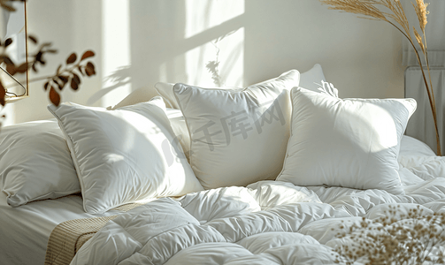 现代卧室的美丽室内照片舒适的矫形枕头