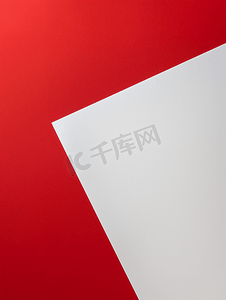 一张白色的纸底部铺着一张红色的厚纸