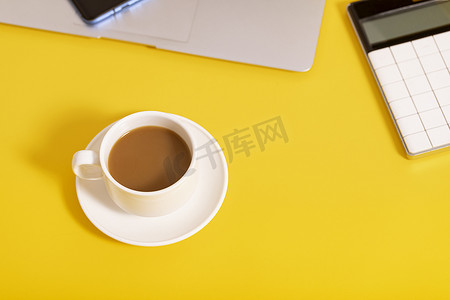 黄色学习摄影照片_咖啡创意办公黄色桌面