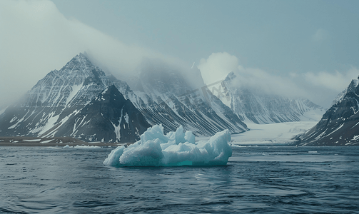 漂浮在斯瓦尔巴群岛山前的冰山