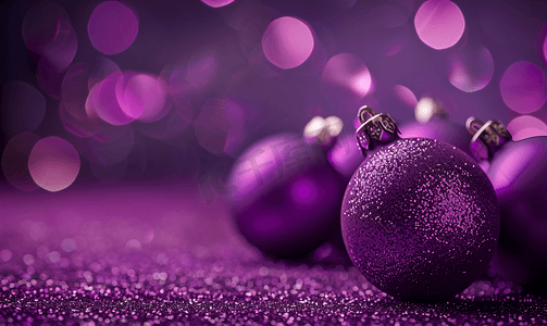 紫色背景与圣诞球