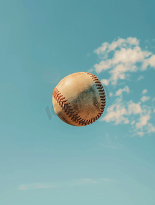 蓝天背景的棒球在空中射击
