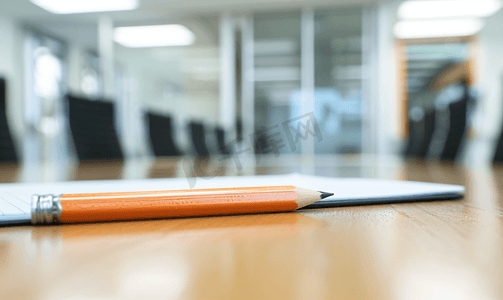 会议室桌子上的铅笔和笔记本有复印空间