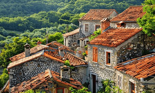 红瓦屋顶的古老石头村