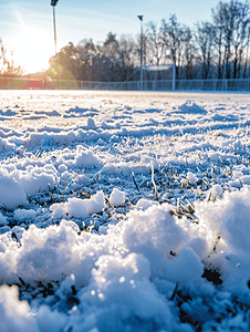 冬天有小堆雪的足球场