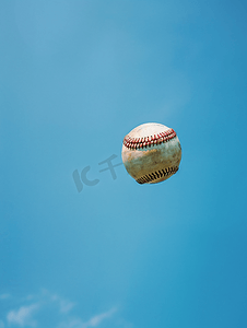 蓝天背景的棒球在空中射击