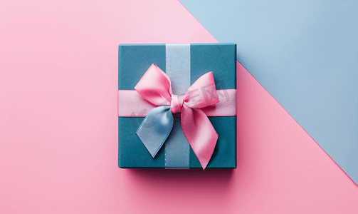 节日贺卡两个色调背景上带有粉红色蝴蝶结的蓝色盒子