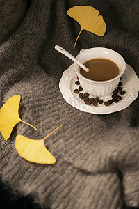 咖啡银杏叶温暖秋季光影海报